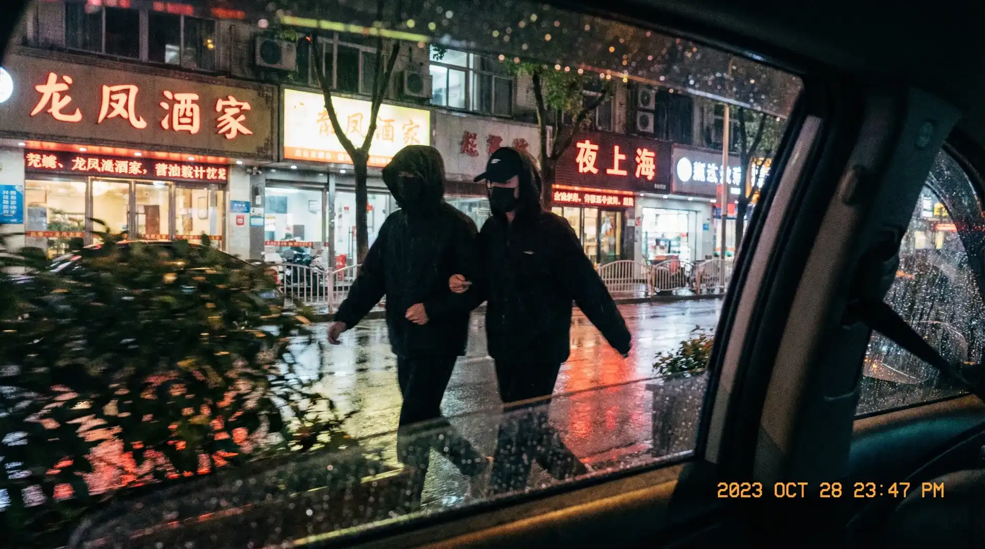 江南体育 - 顶流明星深夜密会现场抓拍照片